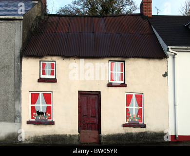 Verfallene Hütte mit Trompe l ' oeil Malerei, Carrickmacross, Irland Stockfoto