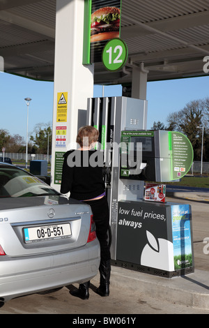 Füllen den Benzintank, apfelgrün, Irlands erste Autobahn service Station, M1, Co. Fingal, Irland Stockfoto