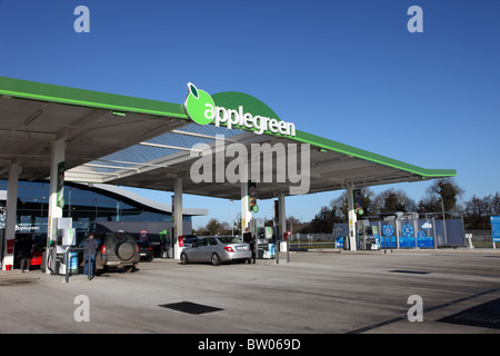 Apfelgrün, Irlands erste Autobahn-Tankstelle, M1 Lusk, Irland Stockfoto