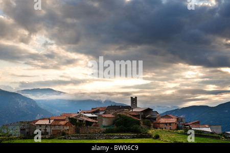 Früh morgens am Dorf von Vilanova de Banat, Alt Urgell, Lérida, Cataloñia, Spanien, mit Blick auf die Pyrenäen Stockfoto