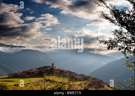 Früh morgens am Dorf von Vilanova de Banat, Alt Urgell, Lérida, Cataloñia, Spanien, mit Blick auf die Pyrenäen Stockfoto