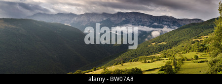 Nebel am frühen Morgen in der Nähe der Ortschaft Vilanova de Banat, Cataloñia, Spanien, mit Blick auf die Bergkette Sierra de Cadí Stockfoto