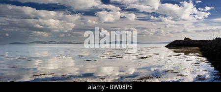 Blick auf die Berge des Burren in Galway Bucht von Salthill, Co. Galway, Irland. Stockfoto