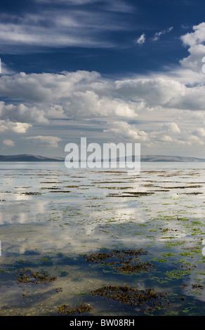 Blick auf die Berge des Burren in Galway Bucht von Salthill, Co. Galway, Irland. Stockfoto