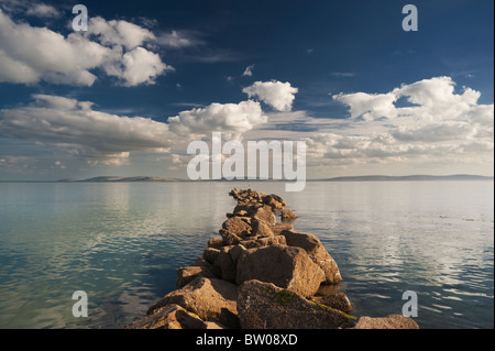 Blick auf die Berge des Burren in Galway Bucht von Salthill, Co. Galway, Irland. Stockfoto