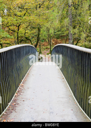 Woodburn Fußgängerbrücke über den Fluss Brathay bei Skelwith Bridge im Lake District National Park, Cumbria, England. Stockfoto