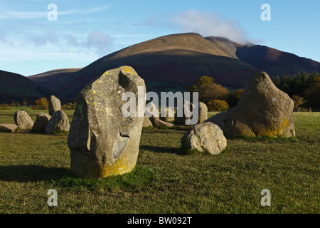 Castlerigg Stone Circle mit Lonscale fiel hinter, in der Nähe von Keswick, Nationalpark Lake District, Cumbria, England. Stockfoto