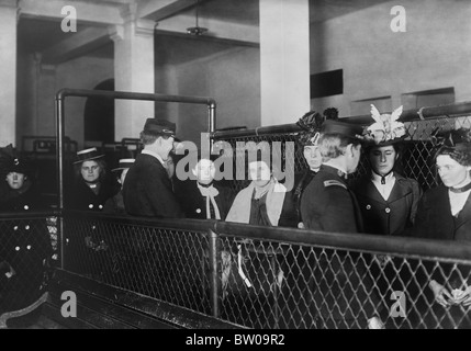 Vintage Foto ca. 1907 weibliche Einwanderer auf Ellis Island in New York verarbeitet wird. Stockfoto