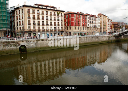 Ansicht eines Teils der Stadtteil Las Siete Calles und Ribera, aufgenommen in der Nähe der Brücke von La Merced, Bilbao Stockfoto