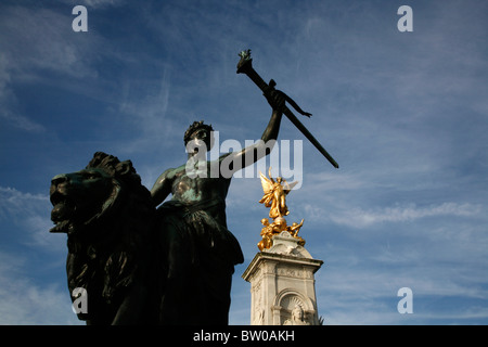 Queen Sie Victoria Memorial vor Buckingham Palace, St. James, London, UK Stockfoto