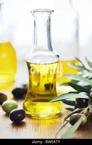 Olivenöl auf Holztisch Stockfoto