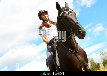 Bild des glücklichen weibliche Jockey auf reinrassigen Pferd im freien Stockfoto