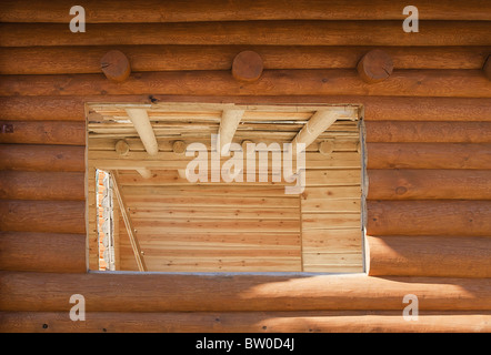 Landhaus aus dicken Baumstämmen Stockfoto