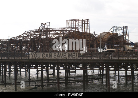 Hastings Pier Ost Sussex uk nach Brand im Oktober 2010 brannte Abbrennen für öffentliche Holz am Meer Attraktion Twiste geschlossen Stockfoto