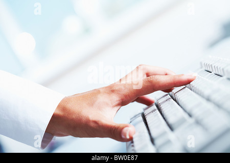 Nahaufnahme des weiblichen Hand auf weißen Computertastatur Stockfoto