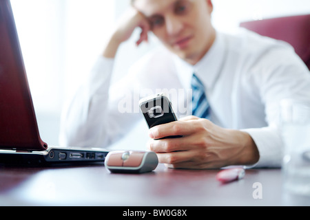 Foto der männlichen Hand Handy halten und berühren die Tasten Stockfoto