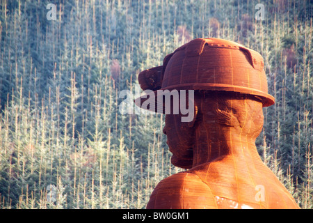 Sebastian Boyesen Wächter Skulptur zum Gedenken an die sechs Glocken 1960 Grubenunglück Abertillery oder Gwent Wales UK Stockfoto