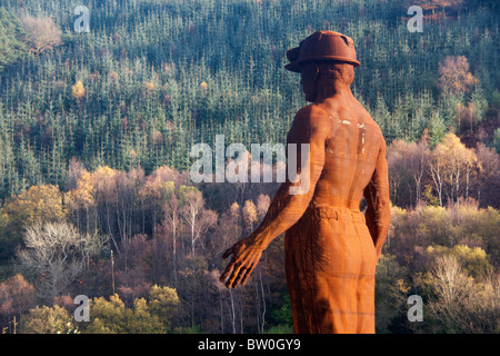 Sebastian Boyesen Wächter Skulptur zum Gedenken an die sechs Glocken 1960 Bergbau Katastrophe Abertillery oder Gwent Wales UK Stockfoto