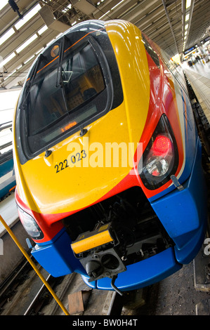 St Pancras Station, East Midlands Züge Zug Motor & Wagen auf Schienen an Plattform - 11.05 Uhr, Corby bereit zu gehen Stockfoto
