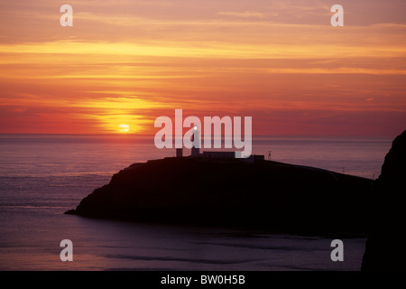 South Stack Leuchtturm bei Sonnenuntergang in der Nähe von Holyhead Anglesey North Wales UK Stockfoto