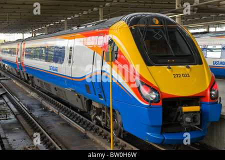 St Pancras Station, East Midlands Züge Zug Motor & Wagen auf Schienen an Plattform - 11.05 Uhr, Corby bereit zu gehen Stockfoto