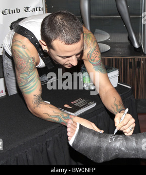 Chester Bennington Autogrammstunde am Club Tattoo Stockfoto