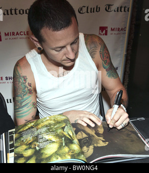 Chester Bennington Autogrammstunde am Club Tattoo Stockfoto