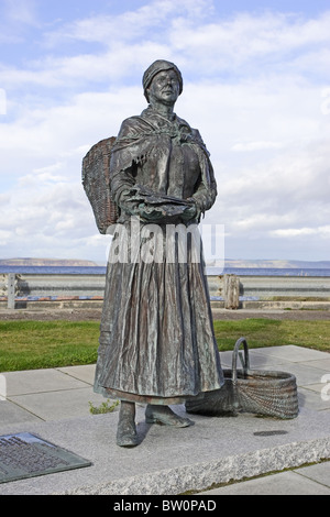 Eine Bronzestatue des "Fischweib" am Hafen von Nairn, Schottland, zum Gedenken an den historischen Bereich der Fischerstadt Stockfoto