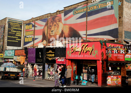 Geschäfte in Camden mit Zeichens Camden Lock Village Stockfoto