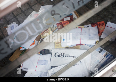 Stapel von Briefen an ein Café-Geschäft an Londons South Bank, ein Opfer der Rezession UK geliefert. Stockfoto