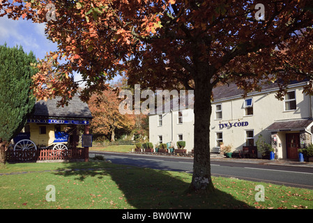 Capel Curig, Conwy, North Wales, UK. Tyn-Y-Coed Inn neben historischen Thomas Telford's Route 5 Straße in Snowdonia National Park. Stockfoto