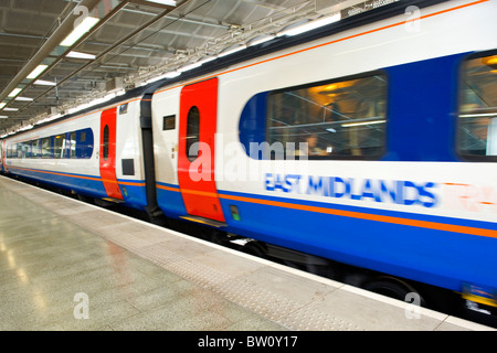 St Pancras Station, East Midlands Zug Wagen in Bewegung, so dass Empfänger Corby verschwommen Stockfoto