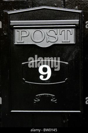 Schwarzer Briefkasten mit einer weißen Reihe 9 gemalt auf der Vorderseite