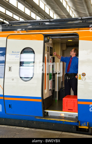 St Pancras Station, hinter den Kulissen, Mitarbeiter bei der Arbeit vom Computer-Bildschirm in East Midlands-Zug-Wagen Stockfoto