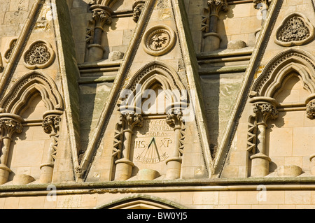 Nahaufnahme der Sonnenuhr an der Wand über der Südtür des York Minster York North Yorkshire England Großbritannien GB Großbritannien Stockfoto