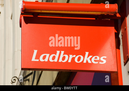 Nahaufnahme von Ladbrokes Wetten Shop Buchmacher unterzeichnen England UK Vereinigtes Königreich GB Großbritannien Stockfoto