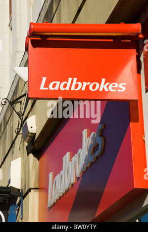 Nahaufnahme von Ladbrokes Wetten Shop Buchmacher unterzeichnen England UK Vereinigtes Königreich GB Großbritannien Stockfoto