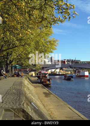 Von Bäumen gesäumter Fußweg am Flussufer entlang des Flusses Ouse Im Herbst York North Yorkshire England Vereinigtes Königreich GB Großbritannien Stockfoto