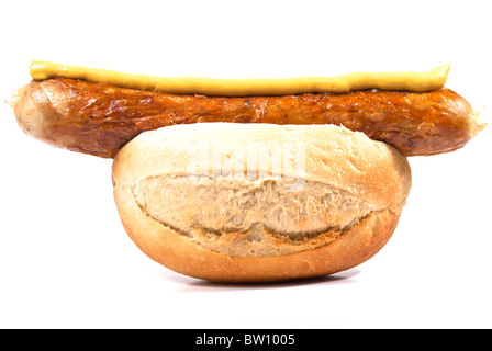 Wurst im Brötchen auf weißem Hintergrund Stockfoto