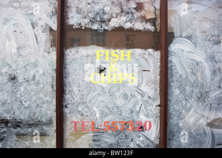 Dispersionsfarbe über Fenster Fish &amp; Chips-Shop Top Nosh, ein Opfer der Rezession im West Street Bristol verschmiert. Stockfoto