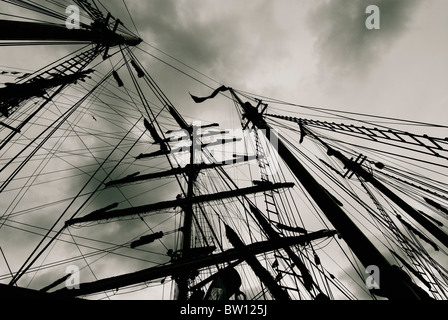 Masten von Schiff und schwere Wolken Stockfoto