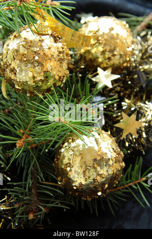 Weihnachtsbaum mit Dekoration Stockfoto