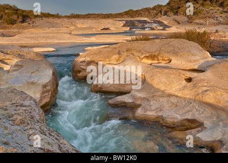 Kanal von Pedernales River bei Pedernales Falls State Park, Hill Country, Texas, USA Stockfoto