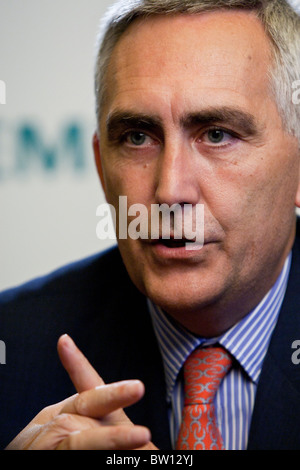 Peter Loescher, Chief Executive Officer der Siemens AG, spricht in einem Interview in Singapur Stockfoto