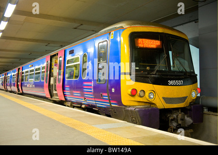 Kings Cross Station, First Capital Connect-Zug nach Peterborough über Stevenage am Bahnsteig mit Türen zu öffnen, bereit zum Aufbruch Stockfoto