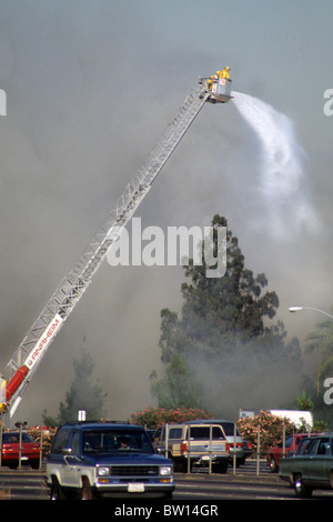 Schnorcheln Sie Feuerwehrauto Wasser Spray Erweiterung Leiter Feuergefecht Rauch Luftangriff über Gefahr hoch hoch Stockfoto