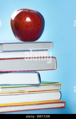 Stapel Bücher mit roter Apfel Stockfoto