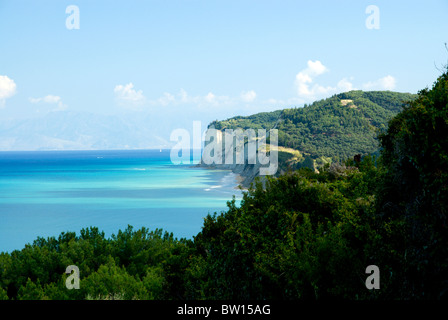 Klippen mit albanischen Berge in der Ferne aus San Stefanos, Nord West Korfu, Ionische Inseln, Griechenland Stockfoto