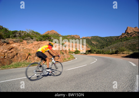 Frankreich, Provence, Côte d'Azur, Corniche de L'Esterel, Küstenstraße, Fahrrad Stockfoto