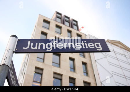 Ein Zeichen für Jungfernstieg in Hamburg, Deutschland. Stockfoto